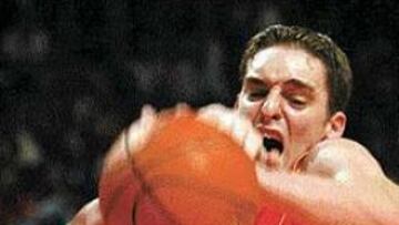 <b>ALTA TENSIÓN.</B> Quizá en la NBA no haya tanta tensión para Pau como en la áspera batalla con Lituania.