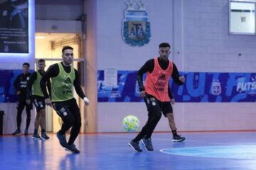 Argentina se entrena en un campo de futsal