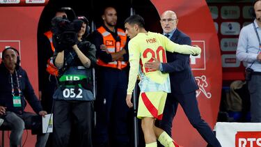 GENEVA, SWITZERLAND - SEPTEMBER 8: (L-R) Pedri of Spain, coach Luis de la Fuente of Spain during the UEFA Nations league match between Switzerland v Spain at the Stade de Geneve on September 8, 2024 in Geneva Switzerland (Photo by Rico Brouwer/Soccrates/Getty Images)
