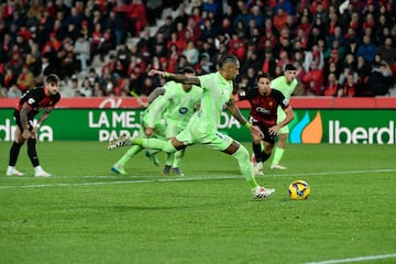 1-2. Raphinha marca de penalti con un potente disparo y ajustado al palo izquierdo de Leo Román.