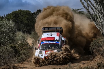 Takamoto Katsuta de Japón y Aaron Johnston de Irlanda compiten con su Toyota GR Yaris durante el tercer día del Campeonato Mundial de Rally de la FIA en Kenia. 