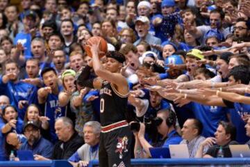 Los gritos de los Cameron Crazies, aficionados de los Duke Blue Devils, buscan el fallo de Damion Lee de los Louisville Cardinals.