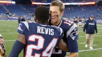 Darrelle Revis y Tom Brady se saludan en un partido de la pasada temporada.