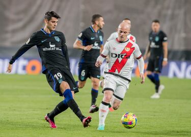 Morata e Isi Palazón luchan por un balón.