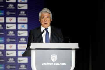 El defensa uruguayo fue presentado como nuevo jugador rojiblanco y recibió su nueva camiseta de manos del presidente del Atlético de Madrid, Enrique Cerezo. El jugador llega procedente del Racing Club de Montevideo.