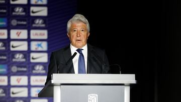 El defensa uruguayo fue presentado como nuevo jugador rojiblanco y recibi¨® su nueva camiseta de manos del presidente del Atl¨¦tico de Madrid, Enrique Cerezo. El jugador llega procedente del Racing Club de Montevideo.