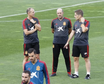 Robert Moreno con José Manuel Ochotorena, entrenador de porteros y Juanjo González, técnico analista.