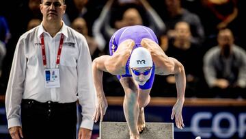 La nadadora danesa Pernille Blume se lanza a la piscina en los 50 metros libre de los Europeos de Piscina Corta.