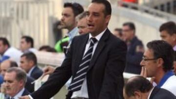 <b>EL PRIMER PASO. </b>Oltra pudo sentarse en el banquillo ante el Córdoba con una licencia provisional.