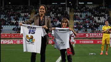 Gael García, derecha, en el homenaje que la Cultura Leonesa le brindó para que hiciese el saque de honor de un partido en Primera Federación.