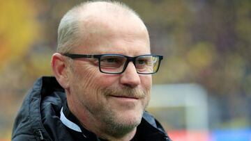 FILE PHOTO: Football Soccer - Borussia Dortmund v Hanover 96 - German Bundesliga - Signal Iduna Park, Dortmund, 13/02/16 Hannover 96 coach Thomas Schaaf before match against Borussia Dortmund REUTERS/Ina Fassbender DFL RULES TO LIMIT THE ONLINE USAGE