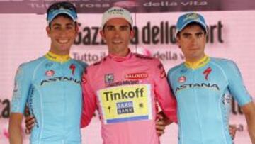 Aru, Contador y Mikel Landa, en el podio de Mil&aacute;n.