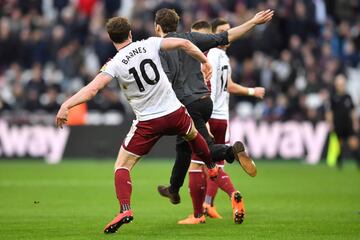 Tras la derrota de 0-3 ante el Burnley, seguidores de los Hammers ingresaron al campo para recriminar a sus jugadores.