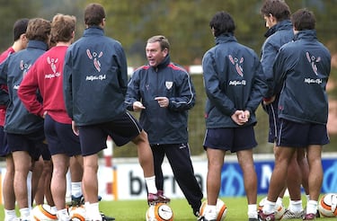 Como jugador dedicó toda su trayectoria al Athletic. El centrocampista se destacaba por ser técnico y habilidoso con el balón, pero debido a una dura entrada en la que le rompieron la tibia y el peroné en 1969, no pudo explotar su carrera al máximo. En consecuencia, con 25 años se retiró del fútbol. A pesar de ello, exprimió todo su talento como entrenador, logrando para los leones dos Ligas, dos Copas del Rey y una Supercopa de España. Además, la última Liga y doblete se cosechó con él en el banco en la temporada 1983-1984.
