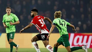Eindhoven (Netherlands), 01/10/2024.- Ismael Saibari (L) of PSV and Ricardo Esgaio of Sporting in action during the UEFA Champions League soccer match between PSV Eindhoven and Sporting CP, in Eindhoven, Netherlands, 01 October 2024. (Liga de Campeones, Países Bajos; Holanda) EFE/EPA/MAURICE VAN STEEN