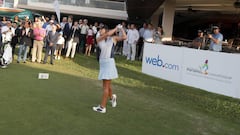 Belén Mozo realiza el saque de inicio del Panamá Championship