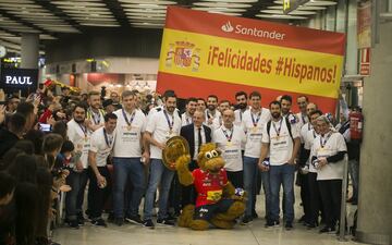 Llegada de los Hispanos al aeropuerto Adolfo Suárez Madrid-Barajas. Los campeones de Europa, con Raúl Entrerríos (con el trofeo), Paco Blázquez (presidente) y Jordi Ribera (entrenador) al frente.