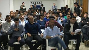 Árbitros uruguayos levantan la huelga y vuelve el fútbol