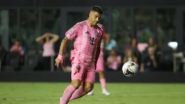 FORT LAUDERDALE, FLORIDA - AUGUST 6: Luis Suarez #9 of Inter Miami CF kicks a penalty kick and scores the second goal of his team during the Leagues Cup Phase One match between Inter Miami CF and Pumas de la UNAM at Chase Stadium on August 6, 2025 in Fort Lauderdale, Florida. Leonardo Fernandez/Getty Images/AFP (Photo by Leonardo Fernandez / GETTY IMAGES NORTH AMERICA / Getty Images via AFP)