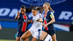 Paris Saint-Germain&#039;s French midfielder Grace Geyoro (L) fights for the ball with Lyon&#039;s French Forward Delphine Cascarino (C) during  the UEFA Women&#039;s Champions League quarter-final first-leg football match between Paris Saint-Germain (PSG