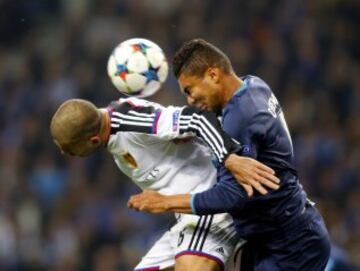 Carlos Casemiro y Walter Samuel.