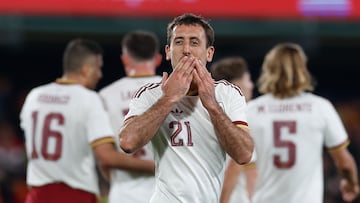 Oyarzabal celebra uno de sus dos goles ante Serbia.