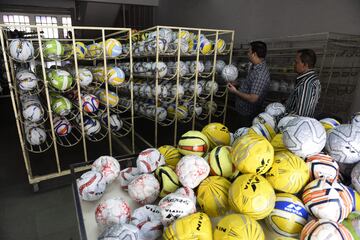 Así se fabrican los balones y las botas de fútbol en India