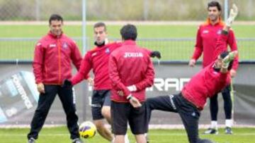 REGRESO. Lopo, observado por Luis García, jugará el sábado.