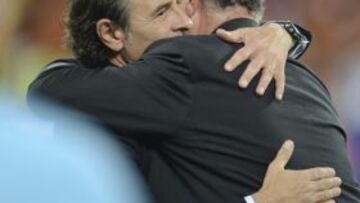 Prandelli se abraza con Del Bosque.