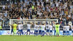 Los jugadores del M&aacute;laga celebran el triunfo contra el Girona con la afici&oacute;n.