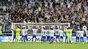 Los jugadores del M&aacute;laga celebran el triunfo contra el Girona con la afici&oacute;n.