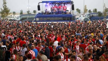 Aficionados del Atlético de Madrid en los alrededores del Wanda Metropolitano.