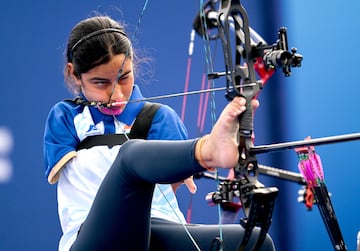 Sheetal Devi de India durante los cuartos de final del torneo compuesto por equipos mixtos entre India e Indonesia.