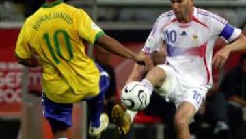 Zidane controla el balón ante Ronaldinho