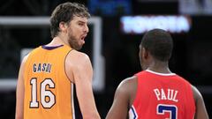 Pau Gasol y Chris Paul, discuten durante un partido