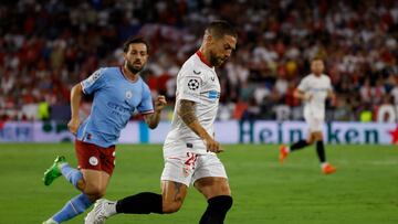 Soccer Football - Champions League - Group G - Sevilla v Manchester City - Ramon Sanchez Pizjuan, Seville, Spain - September 6, 2022  Sevilla's Papu Gomez in action with Manchester City's Bernardo Silva REUTERS/Marcelo Del Pozo