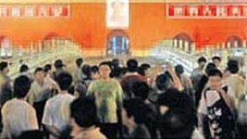 <b>TIANANMEN. </b>El centro de Pekín se engalanó ayer un año y un día antes de la inauguración olímpica.