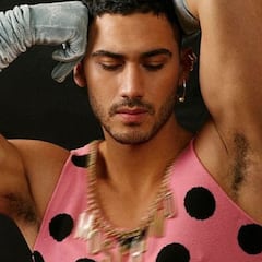 El novio de Ester Expósito posa vestido de mujer y las redes se le echan encima