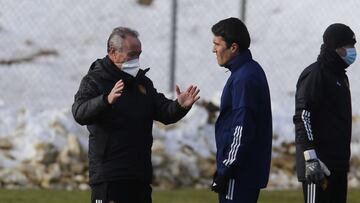 Juan Ignacio Mart&iacute;nez habla con Zapater en un entrenamiento.