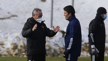 Juan Ignacio Martínez habla con Zapater en un entrenamiento.