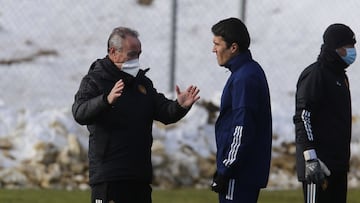 Juan Ignacio Mart&iacute;nez habla con Zapater en un entrenamiento.