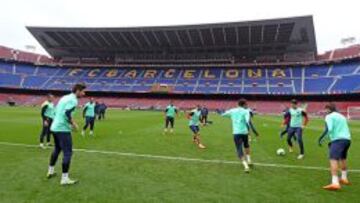 Dani Alves realiza parte de la sesión con el grupo