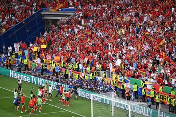 Los jugadores de la selección española celebran el pase a la semifinal en el Stuttgart Arena.