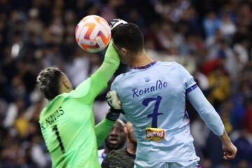 Keylor Navas golpeó a Cristiano Ronaldo y el colegiado indicó el punto de penalti. Al portugués no le temblaron las piernas y batió al portero tico.