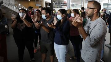 BOG200. BOGOTÁ (COLOMBIA), 19/03/2020.- Viajeros argentinos y chilenos protestan en el aeropuerto El Dorado este jueves en Bogotá (Colombia). Más de 200 extranjeros, entre argentinos y chilenos, denunciaron este jueves en el aeropuerto internacional El Dorado de Bogotá que se encuentran atrapados desde hace varios días en la capital colombiana porque sus vuelos han sido cancelados debido a la crisis por el COVID-19. EFE/ Mauricio Dueñas Castañeda