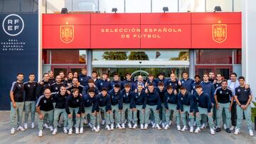 LAS ROZAS DE MADRID (COMUNIDAD DE MADRID), 22/09/2025.- El presidente de la Real Federación Española de Fútbol, Rafael Louzán (c-atrás), ha querido mostrar su apoyo a la Selección sub-20 este lunes, en Las Rozas (Comunidad de Madrid) antes de que esta emprenda su aventura mundialista en Chile. EFE/ Pedro González Rfef SOLO USO EDITORIAL SOLO DISPONIBLE PARA ILUSTRAR LA NOTICIA QUE ACOMPAÑA (CRÉDITO OBLIGATORIO)