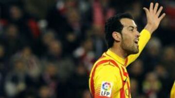 Sergio Busquets protesta a Martínez Munuera.