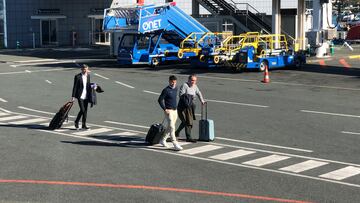 Zubimendi camina junto a Aperribay por el aeropuerto de Biarritz.