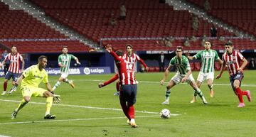 Luis Suárez, a pase de Lodi, marcó el 2-0 definitivo.