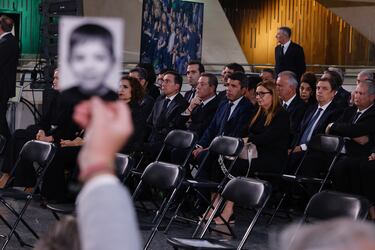 En primera fila, la vicepresidenta primera y ministra de Hacienda, María Jesús Montero; el ministro de Asuntos Exteriores, Cooperación y Unión Europea, José Manuel Albares; el presidente de la Junta de Castilla-La Mancha, Emiliano García-Page; y el president de la Generalitat valenciana, Carlos Mazón; durante el homenaje a las víctimas de la Dana.